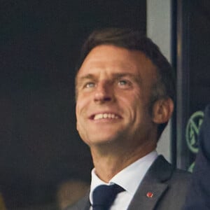 Emmanuel Macron boit une bière - People dans les tribunes lors du match de Poule A de la Coupe du Monde de Rugby France 2023 entre la France et l'Uruguay (27-12) au stade Pierre-Mauroy à Lille le 14 septembre 2023. © Cyril Moreau-Dominique Jacovides/Bestimage