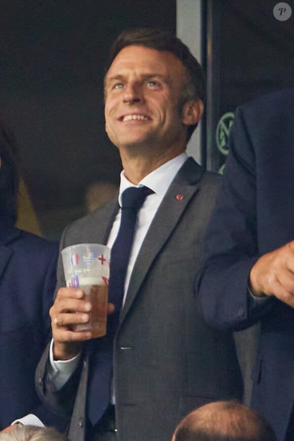 Emmanuel Macron boit une bière - People dans les tribunes lors du match de Poule A de la Coupe du Monde de Rugby France 2023 entre la France et l'Uruguay (27-12) au stade Pierre-Mauroy à Lille le 14 septembre 2023. © Cyril Moreau-Dominique Jacovides/Bestimage
