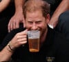 Harry est apparu une bière à la main.
Le prince Harry, duc de Sussex aux Invictus Games 2023 à Dusseldorf le 15 septembre 2023 