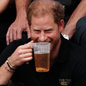 Harry est apparu une bière à la main.
Le prince Harry, duc de Sussex aux Invictus Games 2023 à Dusseldorf le 15 septembre 2023 