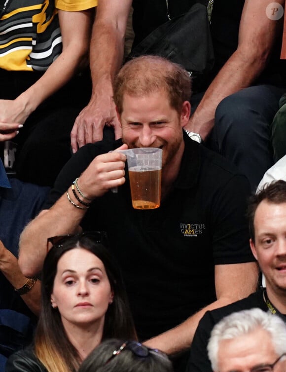Harry est apparu une bière à la main.
Le prince Harry, duc de Sussex aux Invictus Games 2023 à Dusseldorf le 15 septembre 2023 