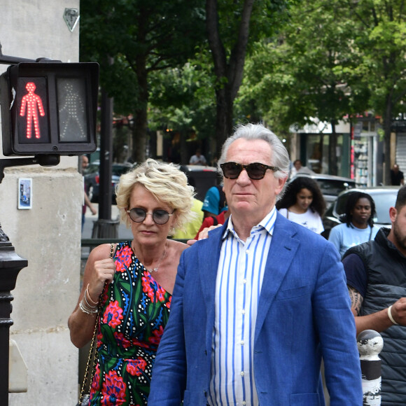 Sophie Davant et son compagnon William Leymergie - Mariage de Claude Lelouch à la mairie du 18ème à Paris. Le 17 juin 2023