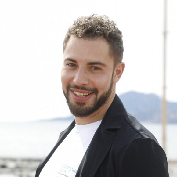 Marwan Berreni, Léa François au photocall de la série "Plus belle la vie" lors de la 5ème saison du festival International des Séries "Canneseries" à Cannes, France, le 2 avril 2022. © Denis Guignebourg/Bestimage