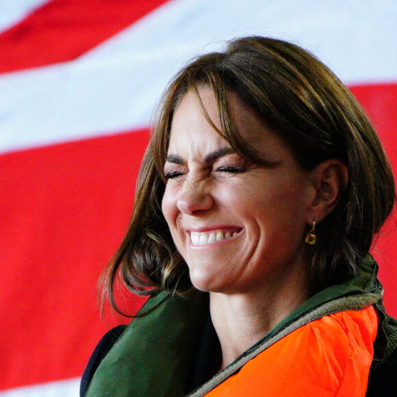 Elle s'est également essayée au gonflage de gilet de sauvetage non sans quelques éclats de rire
Catherine (Kate) Middleton, princesse de Galles, lors d'une visite à la Royal Naval Air Station (RNAS) Yeovilton, près de Yeovil dans le Somerset, l'une des deux principales stations aériennes de la Royal Navy et l'un des aérodromes militaires les plus fréquentés du Royaume-Uni, le lundi 18 septembre 2023. 