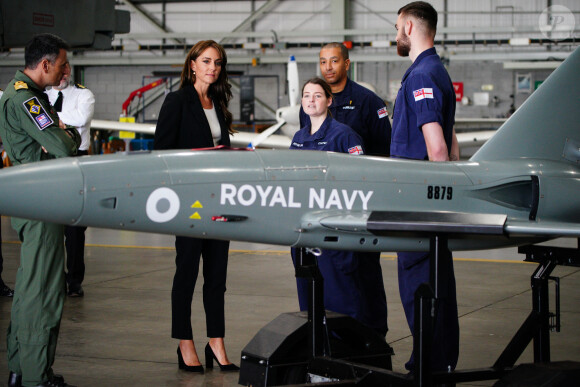 La princesse de Galles a visité un hangar d'avions et contemplé des maquettes 
Catherine (Kate) Middleton, princesse de Galles, lors d'une visite à la Royal Naval Air Station (RNAS) Yeovilton, près de Yeovil dans le Somerset, l'une des deux principales stations aériennes de la Royal Navy et l'un des aérodromes militaires les plus fréquentés du Royaume-Uni, le lundi 18 septembre 2023. 