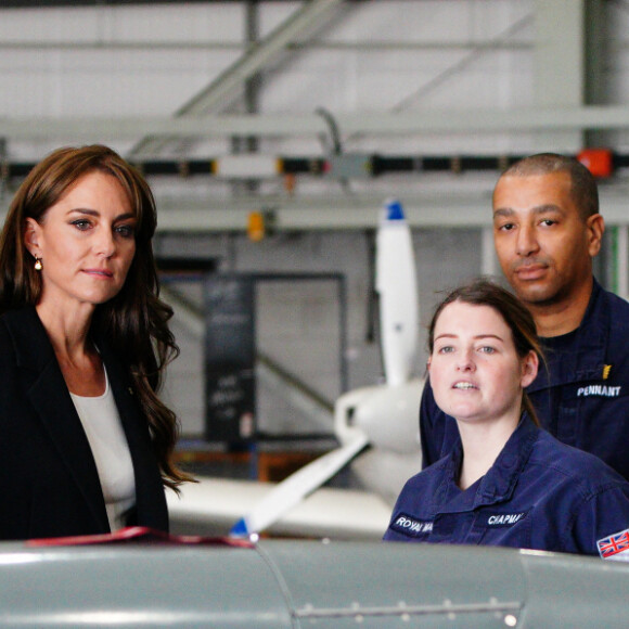 La princesse de Galles a visité un hangar d'avions et contemplé des maquettes 
Catherine (Kate) Middleton, princesse de Galles, lors d'une visite à la Royal Naval Air Station (RNAS) Yeovilton, près de Yeovil dans le Somerset, l'une des deux principales stations aériennes de la Royal Navy et l'un des aérodromes militaires les plus fréquentés du Royaume-Uni, le lundi 18 septembre 2023. 
