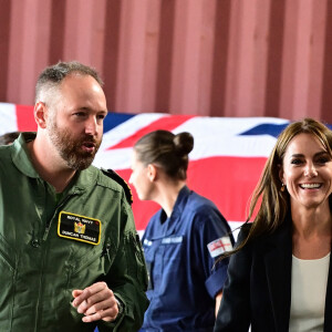 Toujours aussi chic que d'habitude, elle s'est entretenue avec le personnel 
Catherine (Kate) Middleton, princesse de Galles, lors d'une visite à la Royal Naval Air Station (RNAS) Yeovilton, près de Yeovil dans le Somerset, l'une des deux principales stations aériennes de la Royal Navy et l'un des aérodromes militaires les plus fréquentés du Royaume-Uni, le lundi 18 septembre 2023. 
