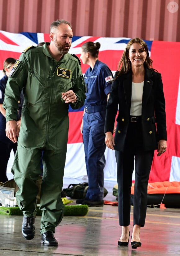 Toujours aussi chic que d'habitude, elle s'est entretenue avec le personnel 
Catherine (Kate) Middleton, princesse de Galles, lors d'une visite à la Royal Naval Air Station (RNAS) Yeovilton, près de Yeovil dans le Somerset, l'une des deux principales stations aériennes de la Royal Navy et l'un des aérodromes militaires les plus fréquentés du Royaume-Uni, le lundi 18 septembre 2023. 