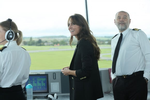 Qu'elle a charmé par son magnifique sourire
Catherine (Kate) Middleton, princesse de Galles, lors d'une visite à la Royal Naval Air Station (RNAS) Yeovilton, près de Yeovil dans le Somerset, l'une des deux principales stations aériennes de la Royal Navy et l'un des aérodromes militaires les plus fréquentés du Royaume-Uni, le lundi 18 septembre 2023. 