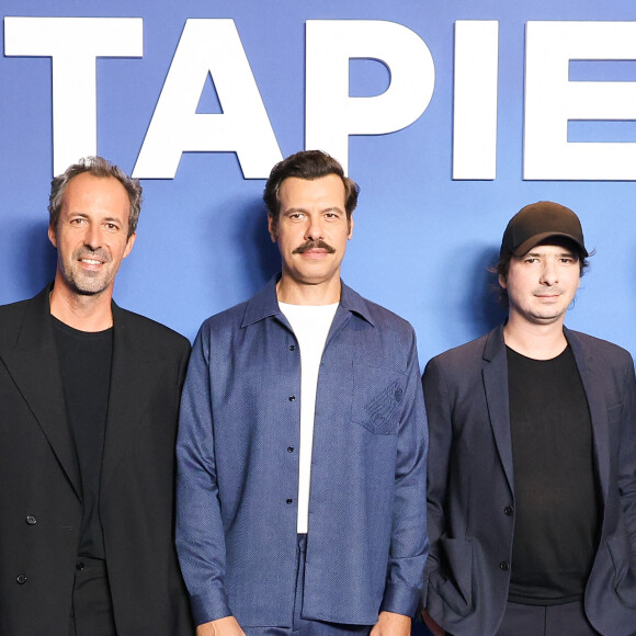 FAUX. En revanche, son émission appelée Succès dans la série, et baptisée Ambitions dans la vraie vie, n'a pas pas vu son tournage perturbé par des manifestations
Tristan Séguéla, Laurent Lafitte et Olivier Demangel - Avant-première Netflix de la série "Tapie" à l'UGC Normandie Paris le 11 septembre 2023. © Coadic Guirec/Bestimage