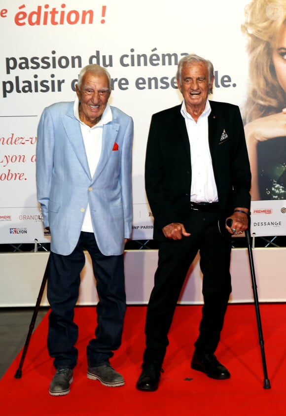 Les deux acteurs s'étaient rencontrés très jeunes, en 1948, dans un club de boxe nommé l'Avia Club.
Charles Gérard et Jean-Paul Belmondo au photocall de la cérémonie d'ouverture de la 10ème édition du Festival Lumière à Lyon, le 13 octobre 2018. © Dominique Jacovides/Bestimage