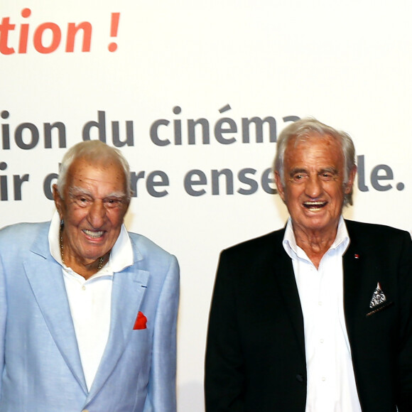 Les deux acteurs s'étaient rencontrés très jeunes, en 1948, dans un club de boxe nommé l'Avia Club.
Charles Gérard et Jean-Paul Belmondo au photocall de la cérémonie d'ouverture de la 10ème édition du Festival Lumière à Lyon, le 13 octobre 2018. © Dominique Jacovides/Bestimage