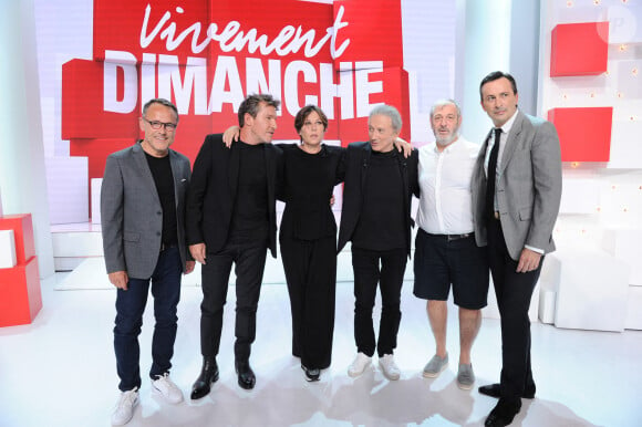 Exclusif - Emmanuel Chaunu, Benjamin Castaldi (co-producteur de la pièce "Bungalow 21"), Mathilde Seigner (qui joue le rôle de Simone Signoret dans la pièce "Bungalow 21"), Michel Drucker, Michel Lumbroso (producteur de la pièce Bungalow 21) et Michaël Cohen (qui joue le rôle de Yves Montand dans la pièce "Bungalow 21") - Promotion de la pièce "Bungalow 21" lors de l'enregistrement de l'émission Vivement dimanche au studio Gabriel, presentée par Michel Drucker . Diffusion sur France 3 le 10/09/2023. le 1er septembre 2023. © Guillaume Gaffiot/Bestimage 