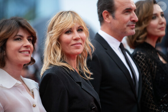 Irène Jacob (habillée en Chanel), Mathilde Seigner, Jean Dujardin - Montée des marches du film "Les plus belles années d'une vie" lors du 72ème Festival International du Film de Cannes. Le 18 mai 2019 © Borde / Bestimage 