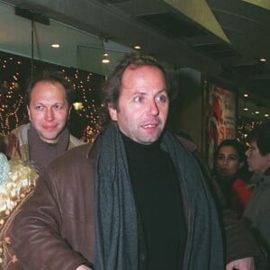 Il l'a confié à Léa Salamé sur les ondes de France inter ce 18 septembre
Fabrice Luchini, son ex-femme Cathy et sa fille Emma - Avant-première du film "Le bonheur est dans le pré" au Gaumont Marignan à Paris le 6 décembre 1995