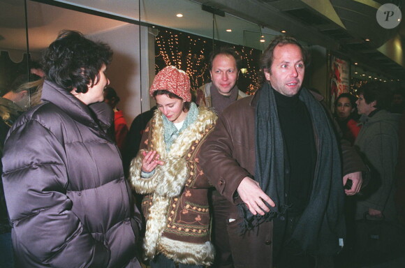Il l'a confié à Léa Salamé sur les ondes de France inter ce 18 septembre
Fabrice Luchini, son ex-femme Cathy et sa fille Emma - Avant-première du film "Le bonheur est dans le pré" au Gaumont Marignan à Paris le 6 décembre 1995