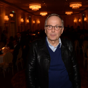 "J'étais... C'est banal de dire ça, mais comme Johnny, quoi ! Johnny Hallyday explique qu'il était par monts et par vaux."
Exclusif - Fabrice Luchini - Dîner Etam "Women's independence" à l'hôtel Ritz à Paris le 7 mars 2017. Ainsi, pour célébrer cette occasion et réunir art et bienfaisance, la commissaire d'exposition Magda Danysz a invité des artistes à réaliser des oeuvres sur le thème de l'indépendance féminine, destinées à être mises en vente aux enchères au profit de la fondation. © Rachid Bellak/Bestimage 