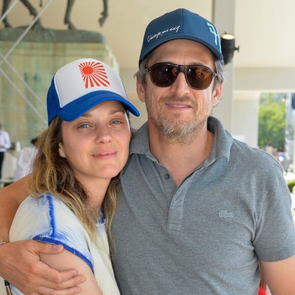 Exclusif - Marion Cotillard et son compagnon Guillaume Canet dans la tente VIP lors du Longines Paris Eiffel Jumping au Champ de Mars à Paris, le samedi 6 juillet 2019. © Veeren Ramsamy/Bestimage