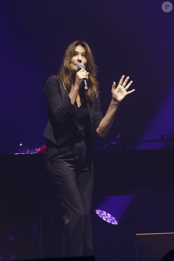 Exclusif - Carla Bruni lors du concert hommage à la chanteuse Barbara "Du bout des lèvres" , conçu par l'INA, sur la scène du Grand Rex à Paris le 18 septembre 2023. Les stars ont repris le répertoire de Barbara dans un concert-hommage servi par des images d'archives de l'Ina. © Jack Tribeca / Bestimage