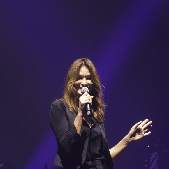 Exclusif - Carla Bruni lors du concert hommage à la chanteuse Barbara "Du bout des lèvres" , conçu par l'INA, sur la scène du Grand Rex à Paris le 18 septembre 2023. Les stars ont repris le répertoire de Barbara dans un concert-hommage servi par des images d'archives de l'Ina. © Jack Tribeca / Bestimage