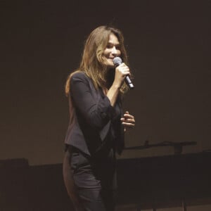 Carla Bruni est l'une des artistes qui a performé pour un concert-hommage à la chanteuse Barbara
Exclusif - Carla Bruni lors du concert hommage à la chanteuse Barbara "Du bout des lèvres" , conçu par l'INA, sur la scène du Grand Rex à Paris. Les stars ont repris le répertoire de Barbara dans un concert-hommage servi par des images d'archives de l'Ina. © Jack Tribeca / Bestimage