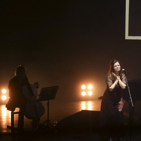 Actrice, scénariste, réalisatrice mais aussi chanteuse, Agnès Jaoui a rendu hommage également à Barbara
Exclusif - Agnès Jaoui lors du concert hommage à la chanteuse Barbara "Du bout des lèvres" , conçu par l'INA, sur la scène du Grand Rex à Paris le 18 septembre 2023. Les stars ont repris le répertoire de Barbara dans un concert-hommage servi par des images d'archives de l'Ina. © Jack Tribeca / Bestimage