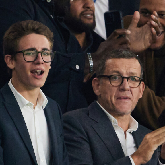 La France l'a emporté, contre l'Allemagne, à deux buts contre zéro.
Dany Boon et ses fils Mehdi et Eytan - Tribunes du match de Ligue des champions entre le PSG et le Borussia Dortmund (2-0) au Parc des Princes à Paris, le 19 septembre 2023. © Cyril Moreau/Bestimage