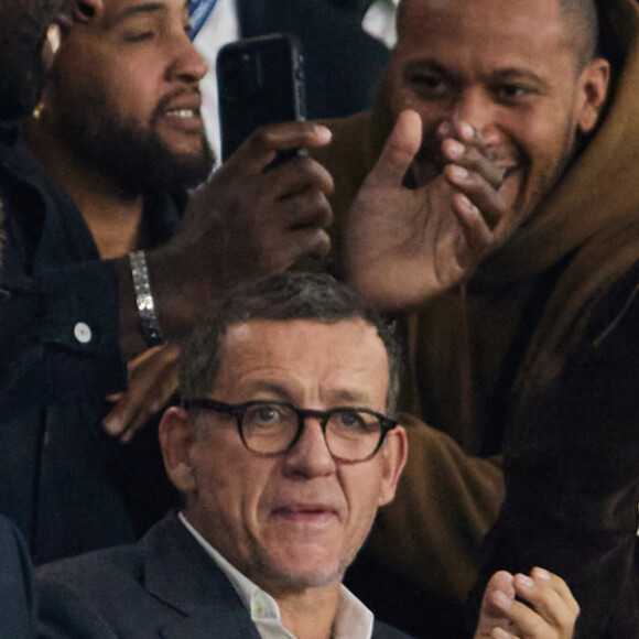 Dany Boon et ses fils Mehdi et Eytan - Tribunes du match de Ligue des champions entre le PSG et le Borussia Dortmund (2-0) au Parc des Princes à Paris, le 19 septembre 2023. © Cyril Moreau/Bestimage