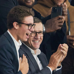 Dany Boon et ses fils Mehdi et Eytan - Tribunes du match de Ligue des champions entre le PSG et le Borussia Dortmund (2-0) au Parc des Princes à Paris, le 19 septembre 2023. © Cyril Moreau/Bestimage