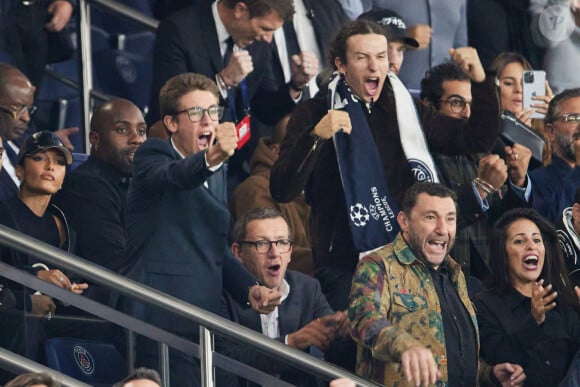 Teddy Riner, Dany Boon et ses fils Mehdi et Eytan - Tribunes du match de Ligue des champions entre le PSG et le Borussia Dortmund (2-0) au Parc des Princes à Paris, le 19 septembre 2023. © Cyril Moreau/Bestimage