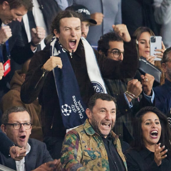 Teddy Riner, Dany Boon et ses fils Mehdi et Eytan - Tribunes du match de Ligue des champions entre le PSG et le Borussia Dortmund (2-0) au Parc des Princes à Paris, le 19 septembre 2023. © Cyril Moreau/Bestimage