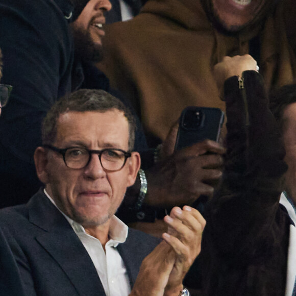 Dany Boon et ses fils Mehdi et Eytan - Tribunes du match de Ligue des champions entre le PSG et le Borussia Dortmund (2-0) au Parc des Princes à Paris, le 19 septembre 2023. © Cyril Moreau/Bestimage
