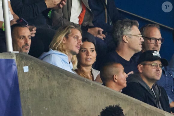 Paul Mirabel et son amie - Tribunes du match de Ligue des champions entre le PSG et le Borussia Dortmund (2-0) au Parc des Princes à Paris, le 19 septembre 2023. © Cyril Moreau/Bestimage