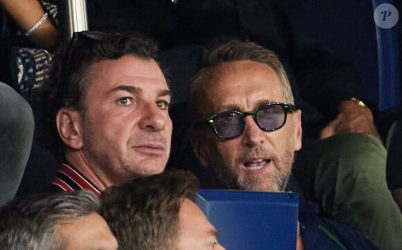 Michaël Youn, Philippe Caverivière - Tribunes du match de Ligue des champions entre le PSG et le Borussia Dortmund (2-0) au Parc des Princes à Paris, le 19 septembre 2023. © Cyril Moreau/Bestimage