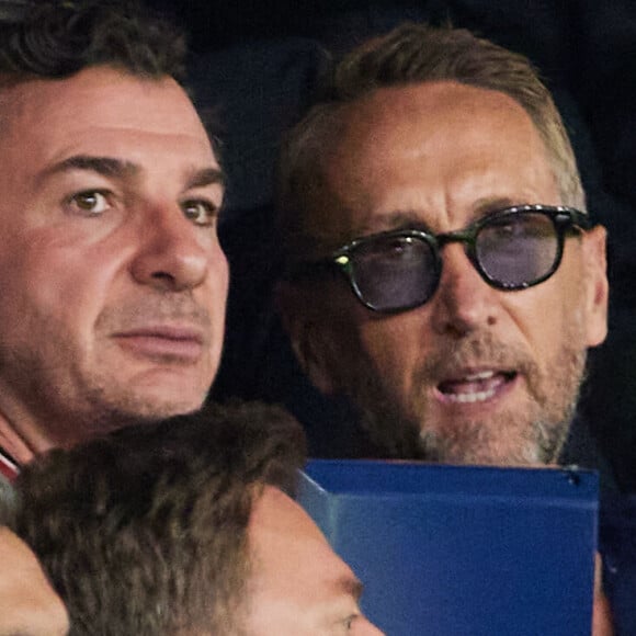 Michaël Youn, Philippe Caverivière - Tribunes du match de Ligue des champions entre le PSG et le Borussia Dortmund (2-0) au Parc des Princes à Paris, le 19 septembre 2023. © Cyril Moreau/Bestimage