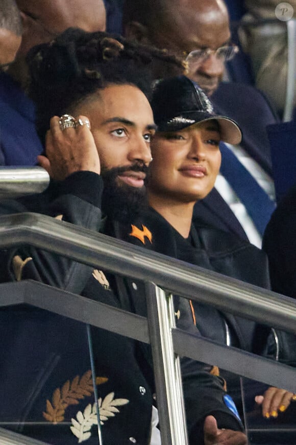 Fary et sa compagne Amina Muaddi - Tribunes du match de Ligue des champions entre le PSG et le Borussia Dortmund (2-0) au Parc des Princes à Paris, le 19 septembre 2023. © Cyril Moreau/Bestimage