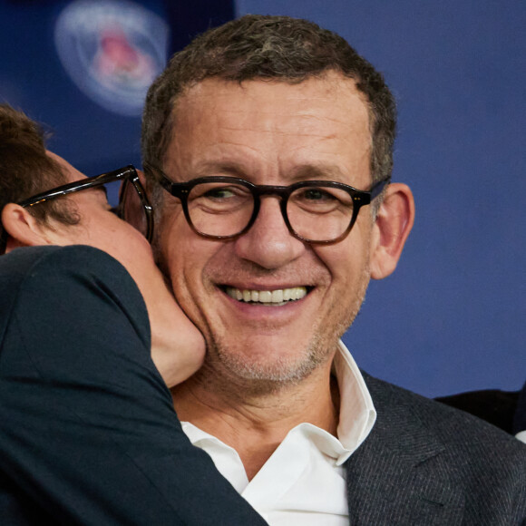 La Ligue des champions reprend son cours
Dany Boon et son fils Eytan - Tribunes du match de Ligue des champions entre le PSG et le Borussia Dortmund (2-0) au Parc des Princes à Paris. © Cyril Moreau/Bestimage
