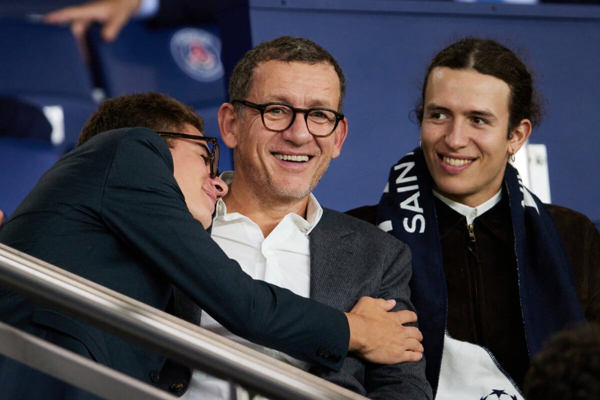 Photo Dany Boon Et Ses Fils Mehdi Et Eytan Tribunes Du Match De Ligue Des Champions Entre Le