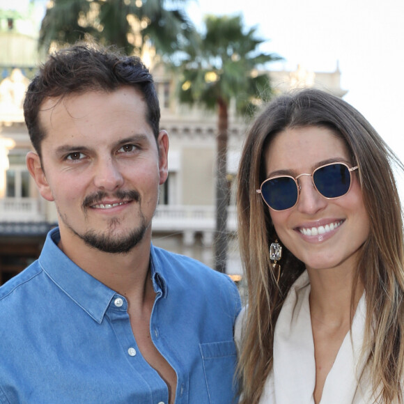 Interviewé par la magazine "Resto" au sujet de son histoire d'amour avec l'ex-Miss, le chef cuisinier a fait quelques confidences.
Juan Arbelaez et sa fiancée Laury Thilleman - Personnalités sur la place du Casino de Monte-Carlo dans le cadre de la seconde édition des Influencer Awards à Monaco, le 5 octobre 2019.