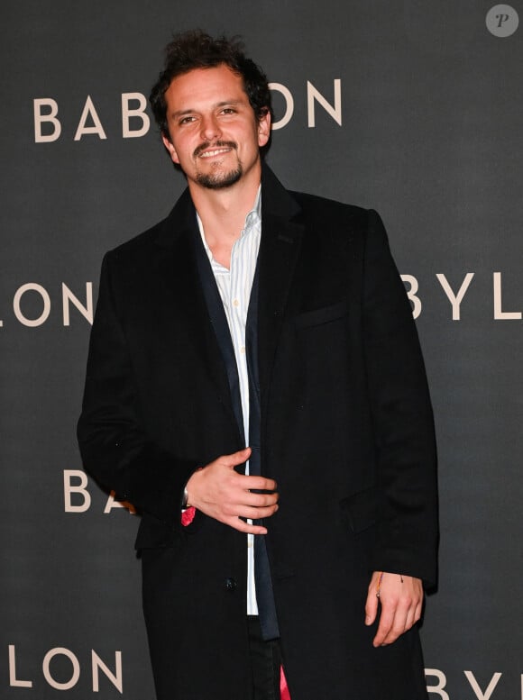 Juan Arbelaez à la première du film "Babylon" au cinéma Le Grand Rex à Paris, France, le 14 janvier 2023.