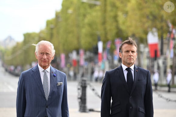 Le roi Charles III d'Angleterre et la reine consort Camilla Parker Bowles, le président français Emmanuel Macron et sa femme Brigitte Macron lors de la cérémonie du ravivage de la Flamme à l'Arc de Triomphe à Paris, le 20 septembre 2023. Le couple royal britannique est en visite en France du 20 au 22 septembre 2023. © Jacques Witt / Pool / Bestimage 