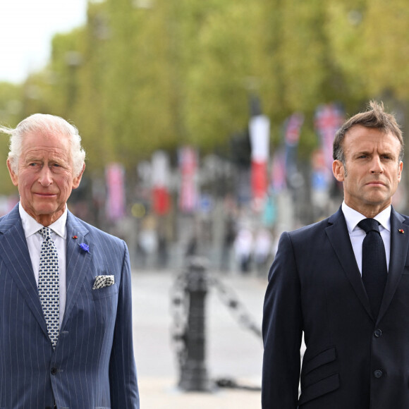 Le roi Charles III d'Angleterre et la reine consort Camilla Parker Bowles, le président français Emmanuel Macron et sa femme Brigitte Macron lors de la cérémonie du ravivage de la Flamme à l'Arc de Triomphe à Paris, le 20 septembre 2023. Le couple royal britannique est en visite en France du 20 au 22 septembre 2023. © Jacques Witt / Pool / Bestimage 
