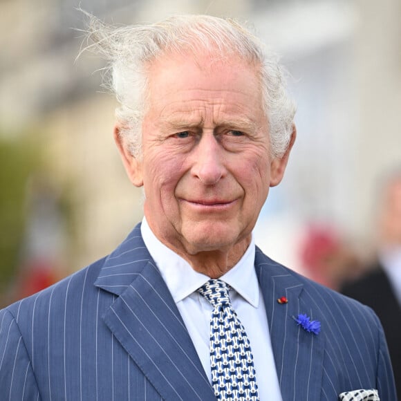 Le roi Charles III est pour rappel présent en France pour 3 jours.
Le roi Charles III d'Angleterre et la reine consort Camilla Parker Bowles, le président français Emmanuel Macron et sa femme Brigitte Macron lors de la cérémonie du ravivage de la Flamme à l'Arc de Triomphe à Paris, le 20 septembre 2023. Le couple royal britannique est en visite en France du 20 au 22 septembre 2023. © Jacques Witt / Pool / Bestimage 