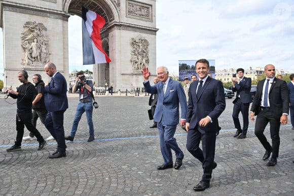 Le roi Charles III d'Angleterre et la reine consort Camilla Parker Bowles, le président français Emmanuel Macron et sa femme Brigitte Macron lors de la cérémonie du ravivage de la Flamme à l'Arc de Triomphe à Paris, le 20 septembre 2023. Le couple royal britannique est en visite en France du 20 au 22 septembre 2023. © Jacques Witt / Pool / Bestimage 