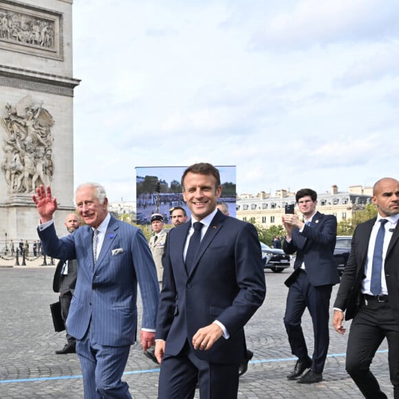 Le roi Charles III d'Angleterre et la reine consort Camilla Parker Bowles, le président français Emmanuel Macron et sa femme Brigitte Macron lors de la cérémonie du ravivage de la Flamme à l'Arc de Triomphe à Paris, le 20 septembre 2023. Le couple royal britannique est en visite en France du 20 au 22 septembre 2023. © Jacques Witt / Pool / Bestimage 