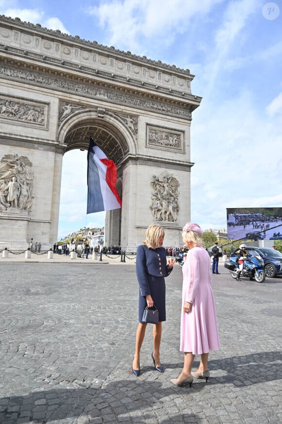 Le roi Charles III d'Angleterre et la reine consort Camilla Parker Bowles, le président français Emmanuel Macron et sa femme Brigitte Macron lors de la cérémonie du ravivage de la Flamme à l'Arc de Triomphe à Paris, le 20 septembre 2023. Le couple royal britannique est en visite en France du 20 au 22 septembre 2023. © Jacques Witt / Pool / Bestimage 