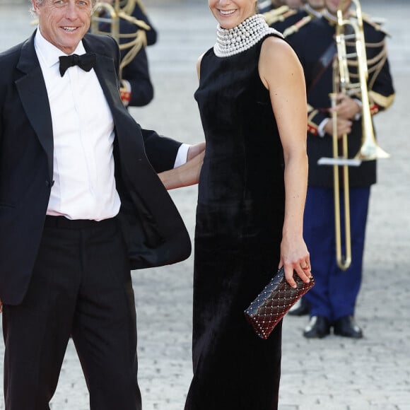 Hugh Grant et sa femme Anna Elisabet Eberstein - Dîner d'Etat au château de Versailles en l'honneur de la visite officielle du roi et de la reine d'Angleterre en France (20 - 22 septembre 2023), le 20 septembre 2023. 150 invités triés sur le volet ont été conviés à cette occasion. © Jacovides-Moreau / Bestimage 