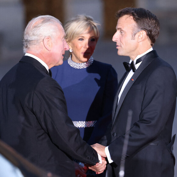 Ils ont été apercus en train de se saluer à leur arrivée.
Le roi Charles III d'Angleterre, Emmanuel Macron et sa femme Brigitte - Dîner d'Etat au château de Versailles en l'honneur de la visite officielle du roi Charles III d'Angleterre et de la reine consort Camilla Parker Bowles de 3 jours en France. Le 20 septembre 2023 © Moreau-Jacovides / Bestimage 