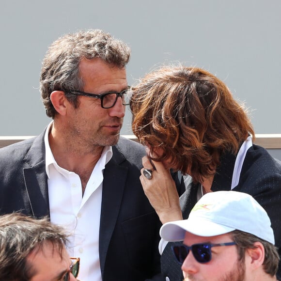 Coline était tombée "sous le charme" de cette région.
Fabien Galthié et sa femme Coline Galthié - Célébrités dans les tribunes des internationaux de France de tennis de Roland Garros à Paris, France, le 6 juin 2019. © Jacovides-Moreau/Bestimage 