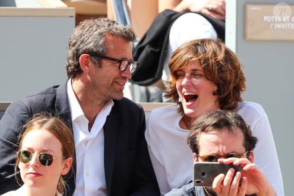 Fabien Galthié et sa femme Coline Galthié - Célébrités dans les tribunes des internationaux de France de tennis de Roland Garros à Paris, France, le 6 juin 2019. © Jacovides-Moreau/Bestimage 